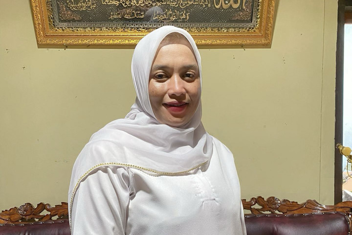 Pengabdian Tanpa Batas: Kisah Heroik Bidan Dona Menyeberangi Sungai Deras Demi Pasien