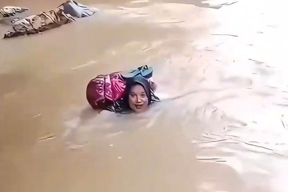 Pengabdian Tanpa Batas: Kisah Heroik Bidan Dona Menyeberangi Sungai Deras Demi Pasien