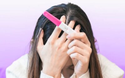 **Mengenali Tanda-Tanda Gangguan Kesuburan: Panduan Lengkap untuk Pasangan** Kesuburan menjadi topik penting bagi pasangan yang merencanakan kehamilan. Infertilitas, atau ketidakmampuan untuk hamil setelah satu tahun berhubungan intim rutin tanpa kontrasepsi, memengaruhi sekitar 15% pasangan di dunia. Kondisi ini bisa berasal dari faktor pria (40%), wanita (40%), atau kombinasi keduanya (20%). **Tanda-Tanda Gangguan Kesuburan pada Pria:** 1. **Parameter Sperma Tidak Ideal** - Volume air mani kurang dari 1,5 ml - Konsentrasi sperma di bawah 15 juta/ml - Motilitas sperma kurang dari 40% - Morfologi normal di bawah 4% 2. **Gangguan Fungsi Seksual** - Disfungsi ereksi persisten - Ejakulasi retrogade (air mani masuk ke kandung kemih) - Nyeri testis kronis 3. **Perubahan Fisik** - Varikokel (pembesaran vena di skrotum) - Ukuran testis kecil (5 gelas/minggu mengganggu ovulasi - BMI >30 atau