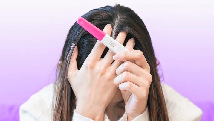 **Mengenali Tanda-Tanda Gangguan Kesuburan: Panduan Lengkap untuk Pasangan** Kesuburan menjadi topik penting bagi pasangan yang merencanakan kehamilan. Infertilitas, atau ketidakmampuan untuk hamil setelah satu tahun berhubungan intim rutin tanpa kontrasepsi, memengaruhi sekitar 15% pasangan di dunia. Kondisi ini bisa berasal dari faktor pria (40%), wanita (40%), atau kombinasi keduanya (20%). **Tanda-Tanda Gangguan Kesuburan pada Pria:** 1. **Parameter Sperma Tidak Ideal** - Volume air mani kurang dari 1,5 ml - Konsentrasi sperma di bawah 15 juta/ml - Motilitas sperma kurang dari 40% - Morfologi normal di bawah 4% 2. **Gangguan Fungsi Seksual** - Disfungsi ereksi persisten - Ejakulasi retrogade (air mani masuk ke kandung kemih) - Nyeri testis kronis 3. **Perubahan Fisik** - Varikokel (pembesaran vena di skrotum) - Ukuran testis kecil (5 gelas/minggu mengganggu ovulasi - BMI >30 atau