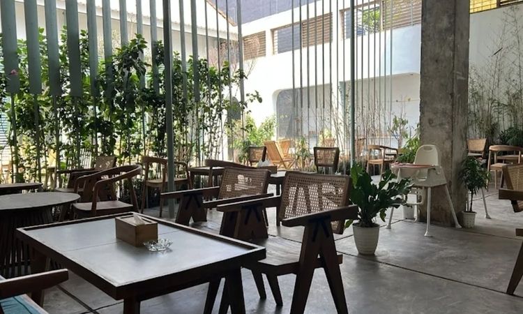 Kafe terbaik dekat Stasiun Cipeundeuy Garut, tempat singgah sempurna