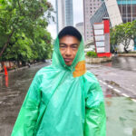 Di bawah Hujan CFD, Adi Jual Jas Hujan untuk Rezeki