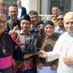 Paus Leo XIV Dapat Kejutan Patung Santo Yusuf Arimatea dari Indonesia